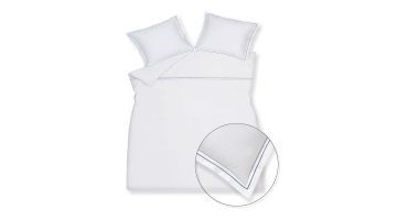 Wit katoensatijnen dekbedovertrek Purity Napels met subtiele blauwe sierstiksels op de kussenslopen