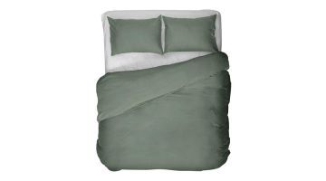 Groen katoensatijnen dekbedovertrek met twee kussenslopen van bovenaf opgemaakt bed