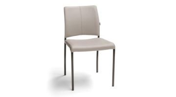 Lichtbeige Amore eetkamerstoel met slank metalen onderstel en licht gebogen rugleuning op witte achtergrond