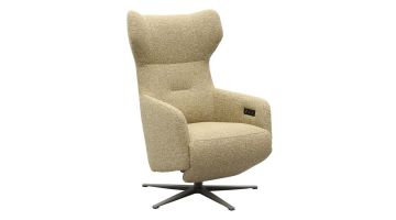 Beige relaxfauteuil Nora in zijaanzicht met hoge rug en zwarte draaivoet