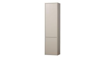 Smalle hoge opbergkast in beige Dust kleur met twee gesloten deuren op witte achtergrond