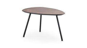 Kiezelvormige salontafel Woburn met bronskleurig HPL tafelblad en slanke zwarte metalen poten.
