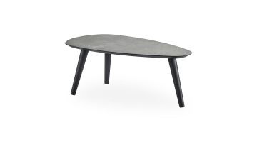 Kiezelvormige salontafel Woburn met zwart HPL tafelblad en zwarte houten poten.