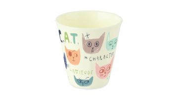 Crèmekleurige beker met handgetekende kattenillustraties uit de NORA Stories PURRS serie