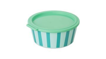 Groene kom met deksel en strepenpatroon in lichtgroen en wit op witte achtergrond