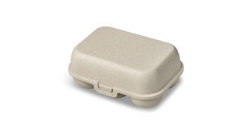 Beige eierdoos voor 6 eieren met clip-sluiting, gesloten en vrijstaand tegen witte achtergrond