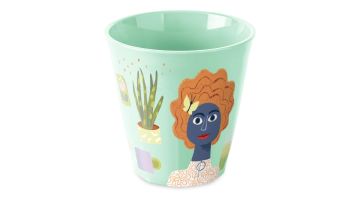 Lichtgroene beker met illustratie van vrouw en planten op egale achtergrond