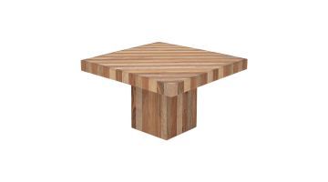 Vierkante houten salontafel met diagonaal strepenpatroon van acacia- en mangohout op witte achtergrond