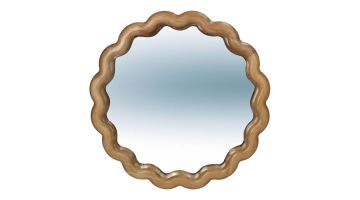 Ronde spiegel met golvende houten rand van rubberhout op witte achtergrond