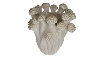 Witte keramieken vaas met bloemknopachtige vormen en reliëfstructuur