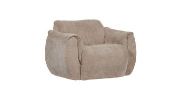Draaifauteuil Baggy in zandkleur met afgeronde armleuningen en zachte 3D chenille stof schuin van voren