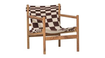 WOOOD Zano fauteuil van acaciahout met bruin-crème kelim zitting in ruitpatroon