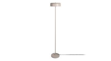 Slanke vloerlamp in warmgrijs met ronde kap en smalle staander op lichte achtergrond
