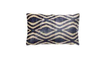 Langwerpig sierkussen in blauw en beige met grafisch patroon op witte achtergrond