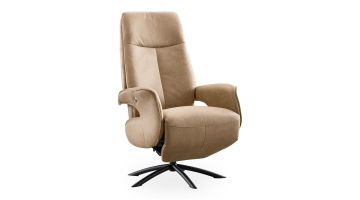 Relaxfauteuil Balfour in lichtbruin microleder met hoge rugleuning en zwarte metalen draaivoet.