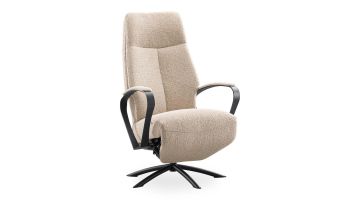 Relaxfauteuil Beltra in beige gemêleerde weefstof met zwart metalen armleuningen en mat zwarte draaivoet.
