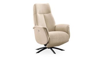 Relaxfauteuil Benoni van Profijt Meubel in beige stof met hoge rugleuning en zwarte metalen draaivoet.
