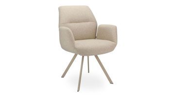 Eetkamerstoel Brera met armleuningen in beige bouclé stof en licht beige metalen poten schuin van voren