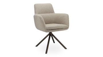 Eetkamerstoel Linea met brede kuipzitting, beige stof en draaipoot in anodic brown schuin van voren