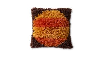 Voorkant van HKLIVING sierkussen Fluffy Horizon met hoogpolig motief in bruin, oranje en geel