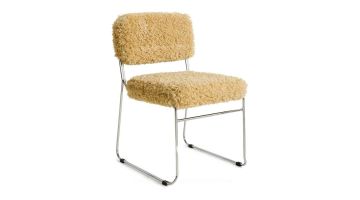 Schuin vooraanzicht van eetkamerstoel Endless met goudkleurige Poodle bekleding en een verchroomd stalen sledeframe