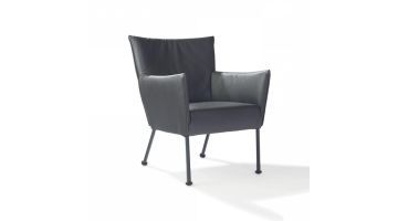 Fauteuil Togo in donkergrijs leer met hoge rugleuning, slanke zwarte metalen poten en comfortabele armleuningen.