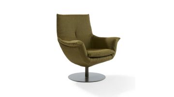Label Vandenberg LeanOnMe fauteuil in groene stof met ronde draaivoet, schuin van voren gefotografeerd.