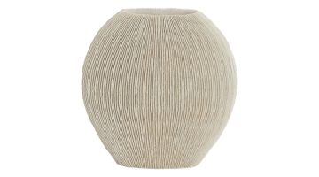 Crèmekleurige vaas Mannu Large met ronde vorm en fijn verticaal reliëf op lichte achtergrond.