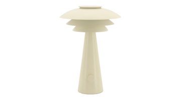 Beige metalen tafellamp Tier met gelaagde kap en modern minimalistisch design.