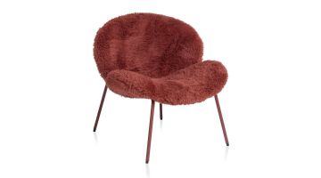 Bordeauxrode fauteuil Freddy met zachte hoogpolige bekleding en slanke metalen poten in dezelfde kleur