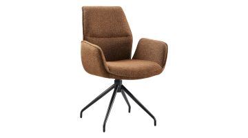 Draaibare armstoel Gavio Taurus Caramel met warme caramelkleurige bekleding, armleuningen en zwart metalen kruispoot