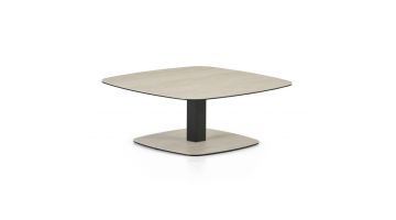 Salontafel Travis 90x90 cm met licht vierkant blad, afgeronde hoeken en donker centraal onderstel, schuin van voren gefotografeerd