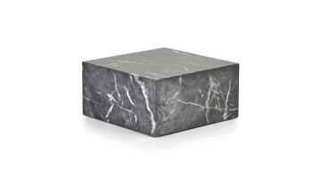 Zwarte Cube bijzettafel met donkere marmerlook en witte aderstructuur in driekwart aanzicht
