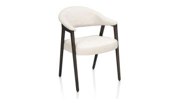 Henders & Hazel armstoel Zaya crème met afgeronde rugleuning en donker houten frame schuin van voren