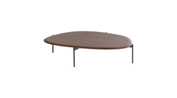 Organische WOOOD Kota salontafel in bruin met asymmetrisch blad en zwarte metalen poten schuin van voren gefotografeerd