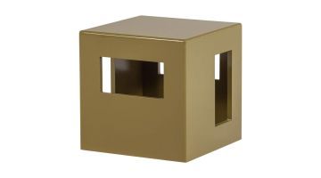 Honinggele WOOOD Modern bijzettafel met vierkante vorm en rechthoekige uitsparingen schuin van voren gefotografeerd