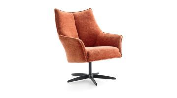 Draaifauteuil Maddington in terracottakleurige weefstof met lage rugleuning, zwarte metalen draaivoet en comfortabele armleuningen.