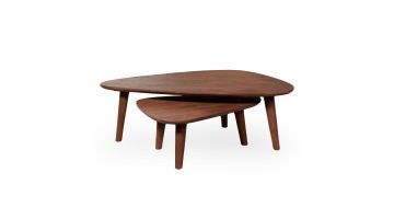 Salontafel set Gregg van espresso mangohout met twee organisch gevormde tafels die deels onder elkaar geschoven zijn.