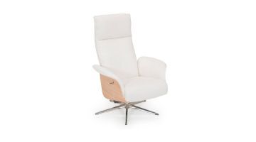 Relaxfauteuil Lagos met lichte stoffen bekleding, houten zijpanelen en metalen draaivoet in chroom.