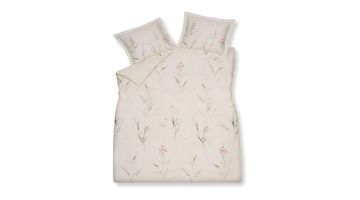 Dekbedovertrek Sylva Cream Tan met subtiele bloemen- en grasprint in zachte beige, roze en groentinten inclusief kussenslopen met oxford rand.