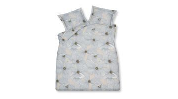 Dekbedovertrek Moonflower Stone van katoensatijn met groot blauw bloemenpatroon op een lichte ondergrond en bijpassende oxford kussenslopen.