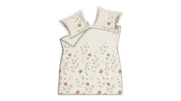 Dekbedovertrek Fleurine Cream Tan van katoensatijn met roze bloemen, groene bladeren en bijpassende oxford kussenslopen.