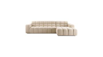 Beige hoekbank Tirato met longchair aan de rechterzijde, gefotografeerd tegen een witte achtergrond.
