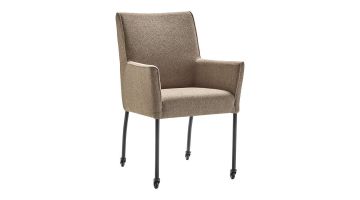 Profijt Meubel armstoel Cintra met wielen in de kleur Lever (lichtbruin), comfortabele armleuningen en zwarte poten met zwenkwielen.
