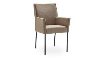Profijt Meubel armstoel Cintra in de kleur Lever (lichtbruin) met comfortabele armleuningen en zwarte metalen poten, vooraanzicht.