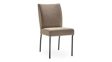 Profijt Meubel eetkamerstoel Cintra in de kleur Lever met hoge rugleuning en zwarte metalen poten, vooraanzicht.