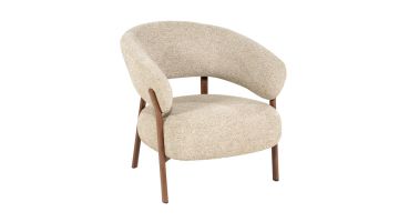 Loungechair Sedia met beige Luce bekleding en bruin houten frame, schuin van voren gefotografeerd.