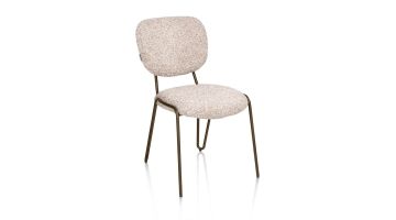 Eetkamerstoel Joan met lichte bouclé-look bekleding en Steel Brown metalen frame, schuin van voren gefotografeerd.