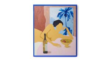 Wanddecoratie Catch My Drift met een liggende gele figuur, fles, fruitschaal, blauwe palmbomen en diepblauwe lijst