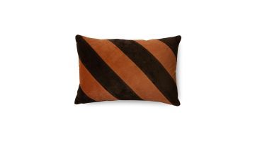 Voorkant van HKLIVING sierkussen September met diagonale strepen in chocoladebruin en warm oranje